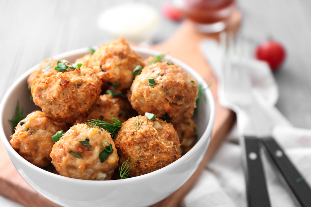 Bowl,With,Delicious,Meatballs,On,Table